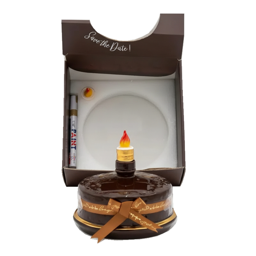 Oceano Azul round chocolate-colored La Cake bottle in front of its open presentation box and accessories.