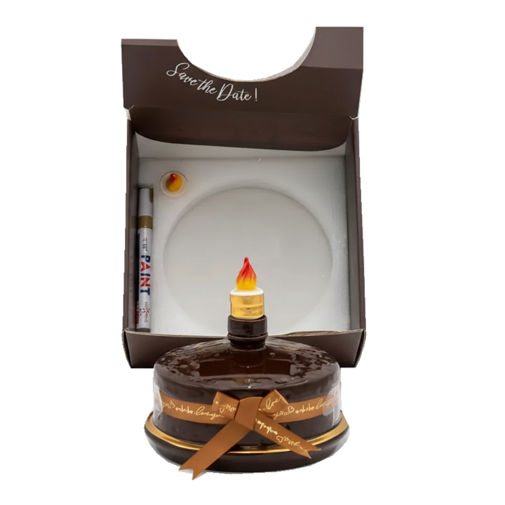 Oceano Azul round chocolate-colored La Cake bottle in front of its open presentation box and accessories.
