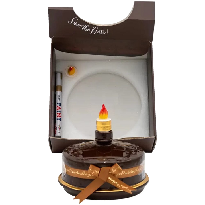 Oceano Azul Round Chocolate La Cake bottle in front of its open presentation box with included accessories.