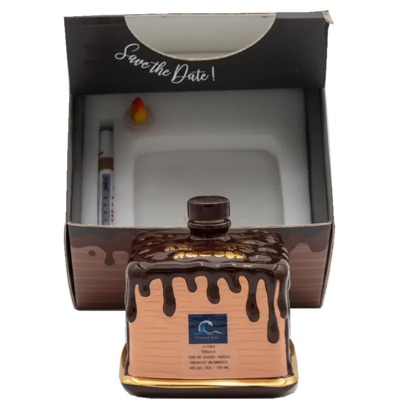 Oceano Azul square chocolate-colored La Cake bottle in front of its open presentation box and accessories.