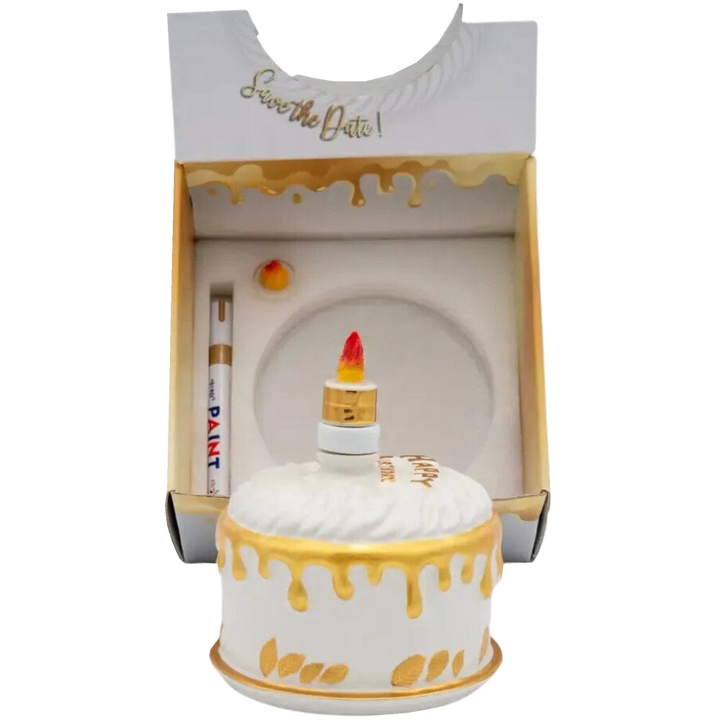 Oceano Azul Round White La Cake vodka bottle in front of its open presentation box with included accessories.